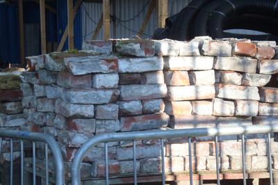 Nedrivning af murværk med henblik på genbrug af mursten